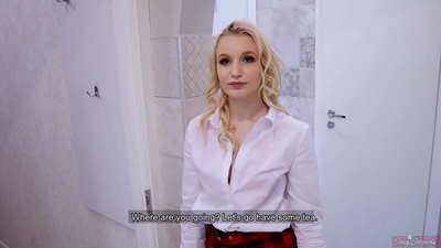 Ka tinihanga te kotiro kareti i tana hoa me tana hoa | POV me te cum i roto i tana Topanga!